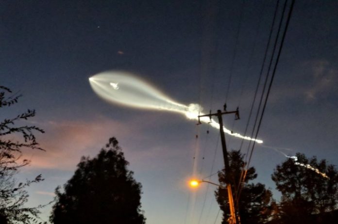UFO sighted over the skies of Los Angeles (Watch)
