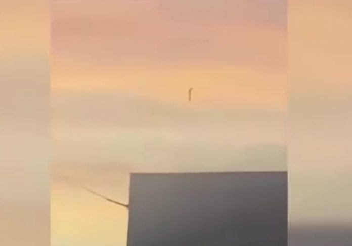 Mysterious vertical UFO haunts other folks of Mexico (Video)