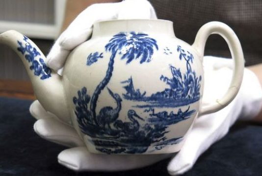 Cracked teapot sells for over half a million pounds in Salisbury (Picture) Cracked teapot sells for over half a million pounds in Salisbury (Picture)