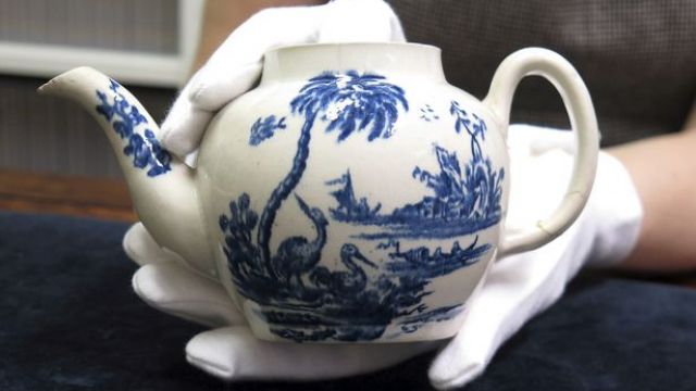 Cracked teapot sells for over half a million pounds in Salisbury (Picture)