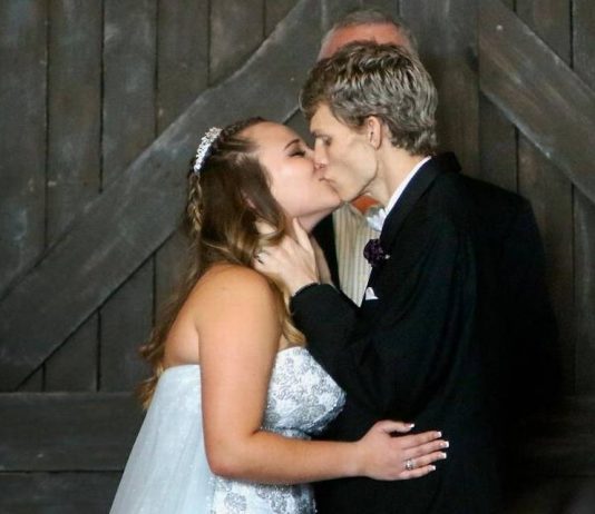 Florida’s Dustin Snyder battling cancer dies weeks after marrying girlfriend Florida's Dustin Snyder battling cancer dies weeks after marrying girlfriend