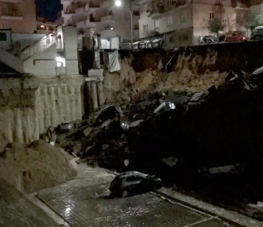 Rome sinkhole swallows cars and evacuates buildings (Video) Rome sinkhole swallows cars and evacuates buildings (Video)