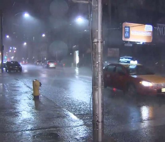 Toronto: Crane snaps ‘like a twig’ as heavy winds blow through Toronto: Crane snaps 'like a twig' as heavy winds blow through