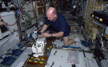 Astronaut accidentally calls 911 from space (Reports) Astronaut accidentally calls 911 from space (Reports)