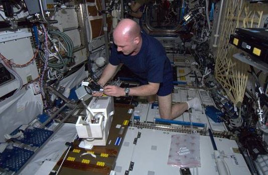 Astronaut accidentally calls 911 from space (Reports) Astronaut accidentally calls 911 from space (Reports)