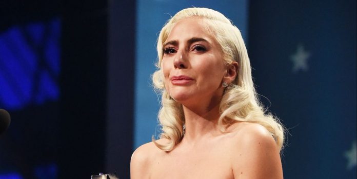 Lady Gaga leaves awards to see dying horse (Video)