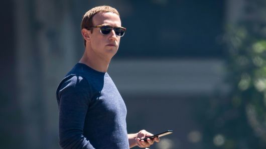 Mark Zuckerberg halts stock sales as Facebook shares slide (Report)