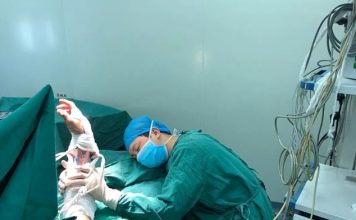 Surgeon Falls Asleep At Operating Table After Performing Six Surgeries Surgeon Falls Asleep At Operating Table After Performing Six Surgeries