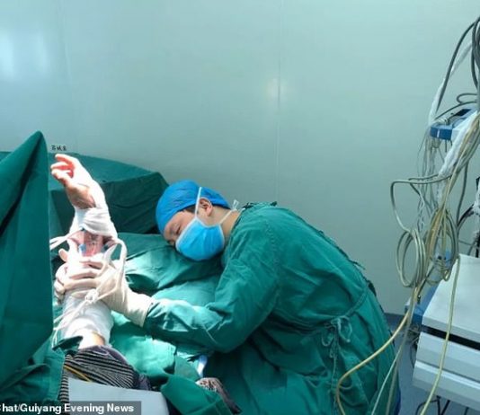 Surgeon Falls Asleep At Operating Table After Performing Six Surgeries Surgeon Falls Asleep At Operating Table After Performing Six Surgeries