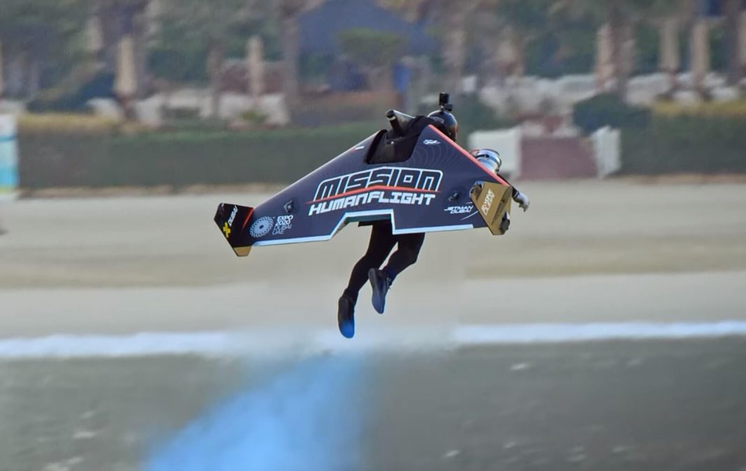 Jetpack pilot Vince Reffet set a new altitude record in Dubai (Video