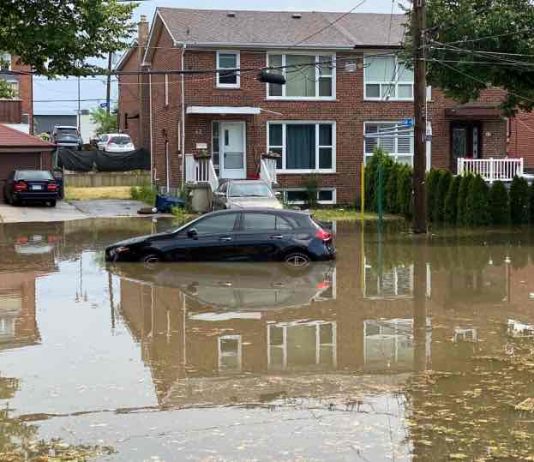 Flash flooding, hydro outages reported as severe weather hits Toronto (Reports) Flash flooding, hydro outages reported as severe weather hits Toronto (Reports)