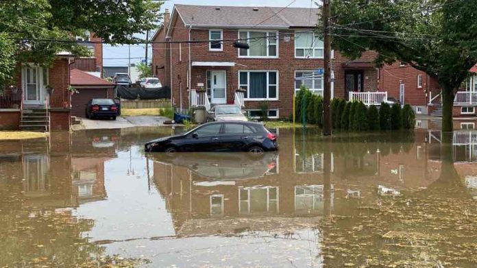 Flash flooding, hydro outages reported as severe weather hits Toronto (Reports)