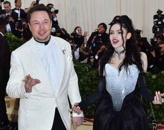Grimes calls out boyfriend Elon Musk for ‘pronouns suck’ tweet, Report Grimes calls out boyfriend Elon Musk for 'pronouns suck' tweet, Report