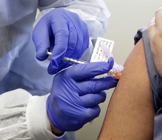 Coronavirus: Canadians who cross border for vaccine must quarantine on return, Ottawa says