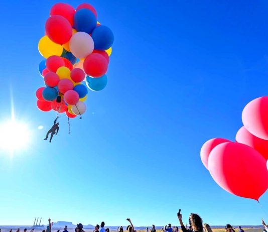 David Blaine uses balloons to fly 2400 feet over Arizona (Video) David Blaine uses balloons to fly 2400 feet over Arizona (Video)