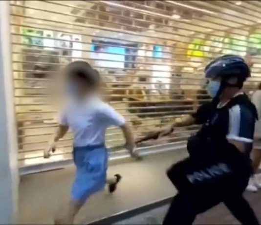 Hong Kong: Girl gets tackled by police during protest (Video) Hong Kong: Girl gets tackled by police during protest (Photo)