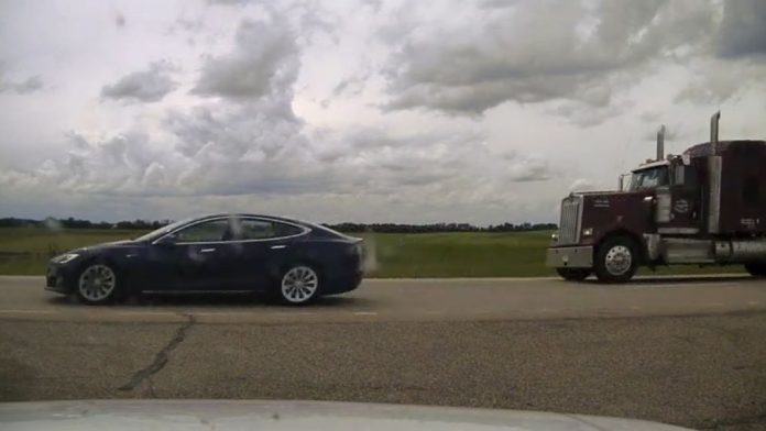 Sleeping driver of speeding Tesla on Alberta highway faces criminal charge, Report