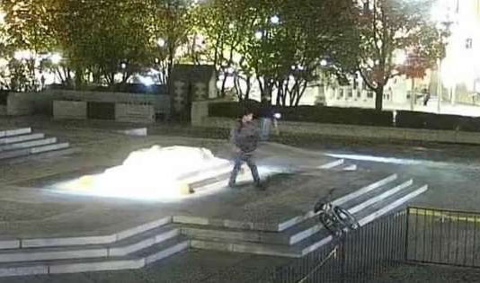 Hate graffiti carved into Tomb of the Unknown Soldier, Report Hate graffiti carved into Tomb of the Unknown Soldier, Report