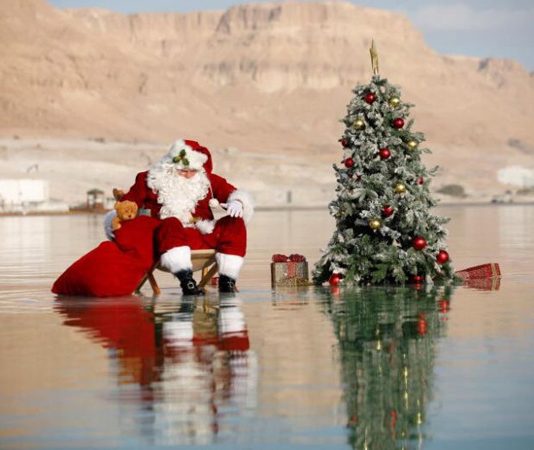 Santa brings Christmas cheer, and a tree, to the Dead Sea (Photo) Santa brings Christmas cheer, and a tree, to the Dead Sea (Photo)