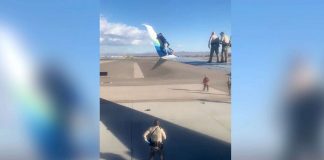 Man climbs onto plane wing at US airport (Watch) Man climbs onto plane wing at US airport (Watch)