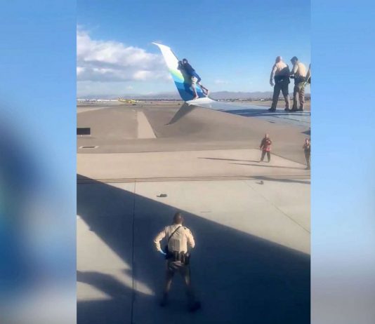 Man climbs onto plane wing at US airport (Watch) Man climbs onto plane wing at US airport (Watch)
