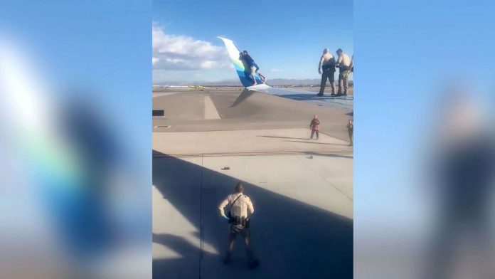 Man climbs onto plane wing at US airport (Watch)