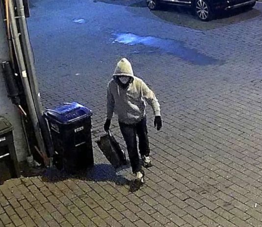 FBI posts photo of person who placed suspected pipe bombs outside DNC, RNC (Picture) FBI posts photo of person who placed suspected pipe bombs outside DNC, RNC (Picture)