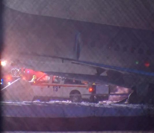 Plane carrying 77 passengers slides off taxiway in Pittsburgh Plane carrying 77 passengers slides off taxiway in Pittsburgh