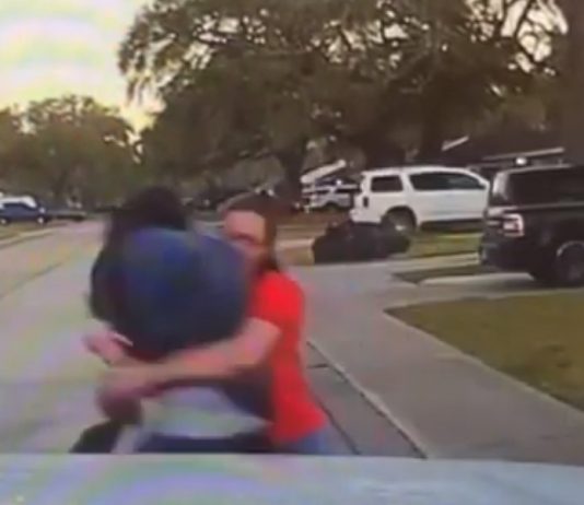 Watch: Texas mom tackles man suspected of peeping into teen daughter’s bedroom Watch: Texas mom tackles man suspected of peeping into teen daughter’s bedroom