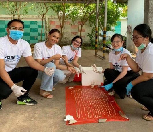 Doctors remove 18-meter-long tapeworm from man’s body (Video) Doctors remove 18-meter-long tapeworm from man's body (Video)
