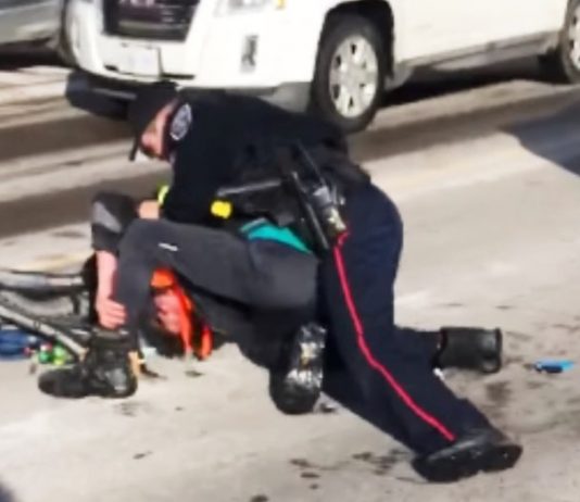 Barrie, Ont. police officer charged after violent arrest captured on video Watch: Barrie police officer charged after violent arrest captured on video