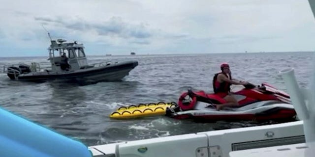 Sunbathers stranded after blow-up boat drifts 3kms from shore (Video)