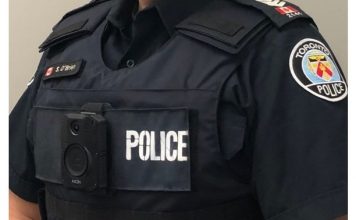 Toronto police: Man stabbed while trying to sell cellphone in Etobicoke Toronto police: Man stabbed while trying to sell cellphone in Etobicoke