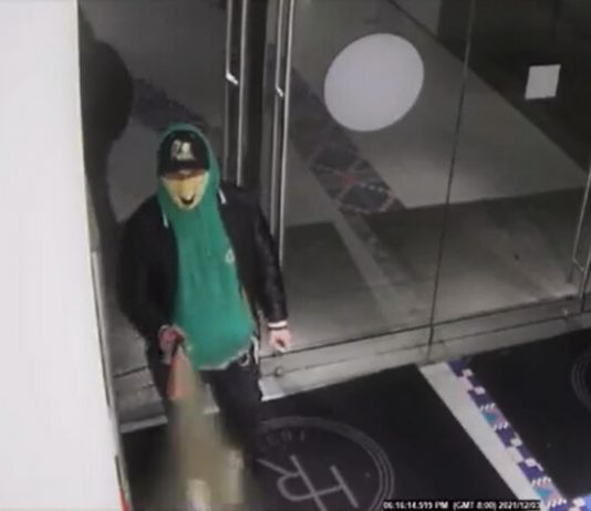 Police seek suspect after masked thief bear sprays a Vancouver store (Video) Police seek suspect after masked thief bear sprays a Vancouver store (Video)