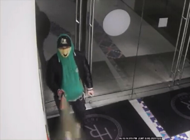 Police seek suspect after masked thief bear sprays a Vancouver store (Video)