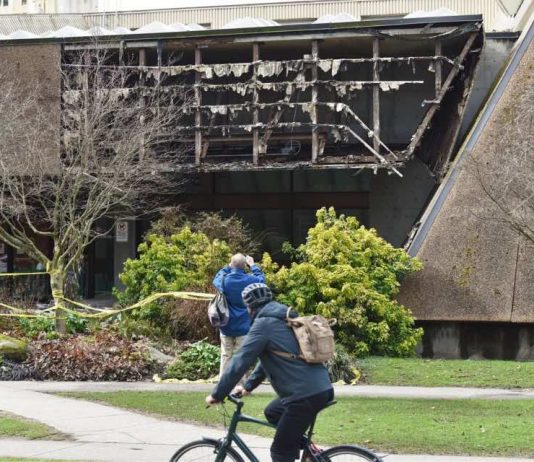 Section of Vancouver Aquatic Centre crashes down Section of Vancouver Aquatic Centre crashes down